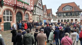 bhe Heppenheim Der Popchor 21 singt auf dem Heppenheimer Marktplatz, Weihnachtskonzert  2023.  Archivbild: Bernd Sterzelmaier