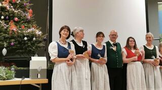 Auch die Volkstanzgruppe war bei der Weihnachtsfeier des OWK Auerbach mit dabei.