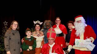 Bei der Kinderweihnachtsfeier von Dentsply Sirona wurde das Märchen Rotkäppchen aufgeführt. Auch Nikolaus und Weihnachtsmann waren vor Ort.