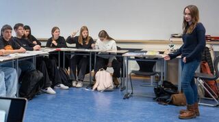 Fragen der Schülerinnen und Schüler standen beim Besuch von Redakteurin Sina Roth an der Geschwister-Scholl-Schule in Bensheim im Mittelpunkt.