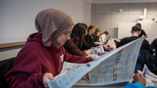 Zum Start sollten die Jugendlichen die Zeitungen durchblättern und schauen welche Artikel sie gerne lesen würden und welche eher nicht.