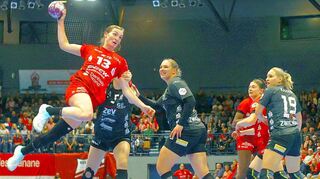 Zuletzt siegten die Flames (hier kommt Alicia Soffel frei zum Wurf) vor über 3000 Zuschauern in Zwickau zu einem klaren Erfolg; nun wollen sie vor einer abermals großen Kulisse in der heimischen Weststadthalle gegen Leverkusen nachlegen.