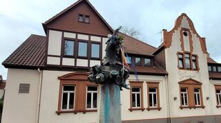 bhe Heppenheim. Zweieinhalb Jahre hat es gedauert, bis das ?Gossini? am Graben in Heppenheim neue Pächter gefunden hat. Vorn der Till auf dem Fastnachtsbrunnen. Archivbild: Astrid Wagner