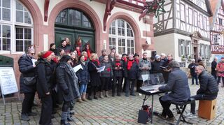Klassische und moderne Lieder ließ der PopChor 21 aus Hambach bei Konzert zum Weihnachtstag auf dem Heppenheimer Marktplatz erklingen.