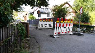 Die seit über einem Jahr gesperrte Brücke in Schlierbachs Ortsmitte soll 2025 saniert werden.
