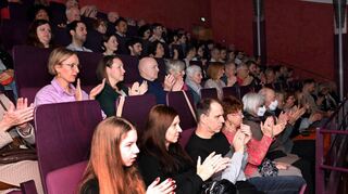Bei zahlreichen Stücken der Rainbow Gospel & Soul Connection konnte das Publikum im Parktheater mitklatschen.