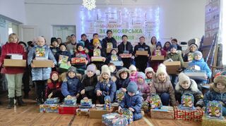 In einem Kinderheim in der Region Alexandria leben Kinder dauerhaft oder tageweise. Bei der Weihnachtsfeier bekommen sie die Geschenke aus Deutschland.