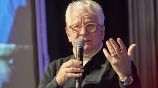 Anfang Dezember bei seinem Auftritt in Bürstadt: Marcel Reif kommt Ende Januar erneut ins Bürgerhaus, wo der HCV ihm mit dem Courage-Orden auszeichnet.