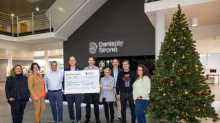 An die Tafel übergab das Unternehmen eine Spende von 10 000 Euro . Unser Bild zeigt (v.li.) Konstantina Choreva, Daniela Adam, Rainer Raschke, Niels Plate, Andreas Scharff, Mariette Rettig, Gregor Walter, Ted Julius und Tanja Glück.
