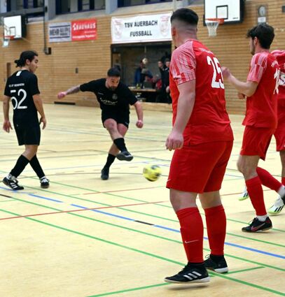 Florian Budimir findet beim indirekten Freistoß nach Zuspiel von Kaya Bener (links) die Lücke zum vorentscheidenden 4:2 für den FC 07 Bensheim im ersten Gruppenspiel gegen die TSV Auerbach.