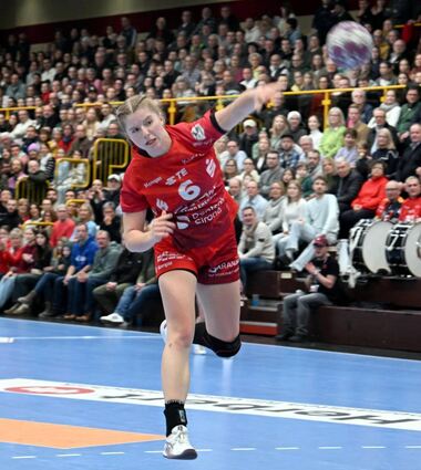 Beim Flames-Kantersieg war die Weststadthalle zwar gut gefüllt (hier Nina Engel beim Wurf), aber Stimmung kam nie so richtig auf.