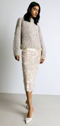 Maiami stylt zum Glitzerrock einen Alpaka-Pullover.