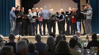 Sänger des Männergesangvereins Germania unterhielten die Teilnehmer der RSG-Jahresabschlussfeier. Die Reha-Sportler hatten dazu ins Paulusheim eingeladen.
