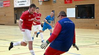 Christian Weiß überwindet FSG-Torhüter Peter Vollhardt zum 4:0-Endstand für die TSV Auerbach im AH-Gruppenspiel.