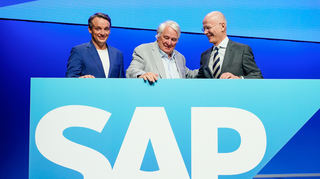 Hasso Plattner (M), bisheriger Aufsichtsratsvorsitzender des Softwarekonzerns SAP, Christian Klein (l), Vorstandssprecher von SAP, und Pekka Ala-Pietilä, designierter Aufsichtsratsvorsitzender von SAP, stehen bei der Hauptversammlung auf der Bühne hinter einem Logo des Softwarekonzerns.