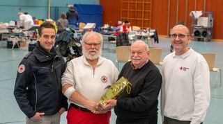 Zu seiner 150. Blutspende gratulierten Günter Diehl (2.v.l.) DRK-Ortsvorsitzender Klaus Jäger (2.v.r.) sowie Bereitschaftsführer Peter Held (l.) und Markus Ruh.