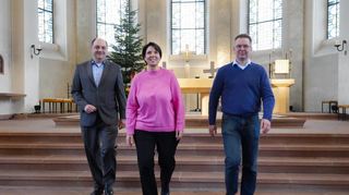 Auf dem Weg in eine neue Zukunft: Das Leitungsteam der neuen Pfarrei Heilig Geist an der Bergstraße (v.r.): Leitender Pfarrer Christian Stamm, Pfarreikoordinatorin Sabine Eberle und Verwaltungsleiter Clemens Middel.