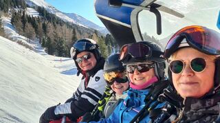 Geschützt durch dunkle Sonnenbrillen fuhren die Mitglieder des Skiclubs Einhausen-Lorsch mit einem Sessellift hoch auf die Bergspitzen von Obertauern zu einer rasanten Abfahrt.