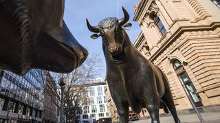 Der Bulle aus der Bronzeplastik «Bulle und Bär» steht vor dem Gebäude der Frankfurter Wertpapierbörse.