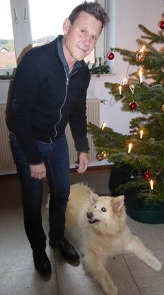 Peter Engelhard engagiert sich ehren-amtlich in der Politik in Heppenheim und Ortsteil Kirschhausen; hier steht er mit Hundedame Molly in seinem Amtssitz in Kirschhausen.