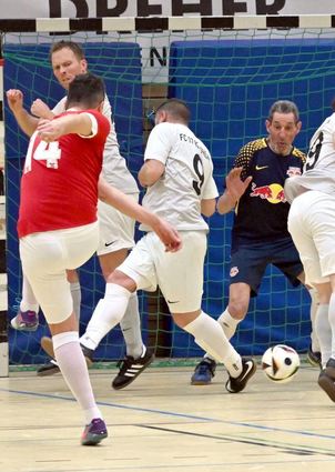 Im ersten Halbfinale trafen die AH TSV Auerbach auf den FC 07 Bensheim.