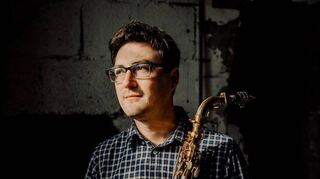 Mit zwölf Jahren lernte Christian Seeger, Saxofon zu spielen. Im Hauptberuf ist er an der Heppenheimer Musikschule tätig.