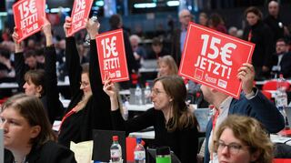 Die SPD unter Kanzler Olaf Scholz setzt sich für einen Mindestlohn von 15 Euro ein (hier Delegierte beim ordentlichen Bundesparteitag Ende 2023).
