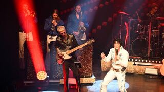 Fast wie das Original: Elvis-Interpret Nils Strassburger sorgte mit seiner Band beim Konzert am Montagabend im Parktheater für Begeisterungsstürme.