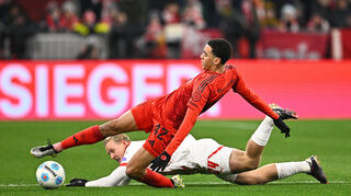 Auch dank der starken Leistungen von Jamal Musiala (vorn) hat sich der FC Bayern ein Punktepolster erarbeitet.