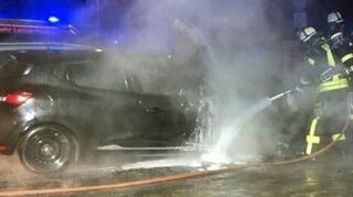 In der Lampertheimer Schwalbenstraße brannte ein Auto komplett aus.