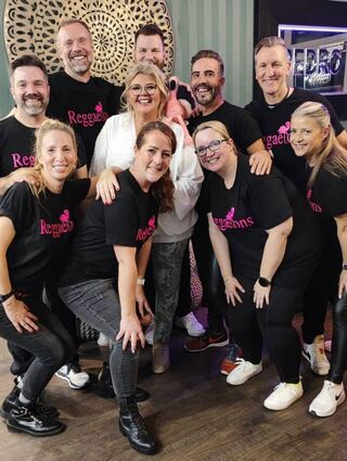 Die Einhäuser Reggaetons eröffnen mit Michaela Hartnagel-Keil (Mitte) die Hessische Weiberfastnacht, die am 27. Februar ab 21.45 Uhr ausgestrahlt wird.
