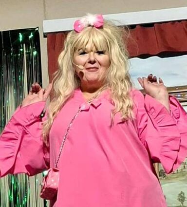 Michaela Hartnagel-Keil zeigt einen Teil ihres Comedy-Programms „Barbie 2.0“ in Einhausen und bei „Rosa Wölkchen“.