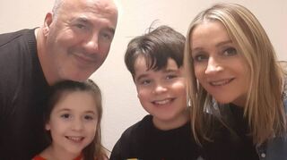 Auf den ersten Blick eine unbeschwerte Familie – doch der Alltag ist nicht immer leicht für Simone und Harun Bayram mit ihren Kindern Sami und Sara. Bei Sara wurde bereits im Säuglingsalter das seltene Dravet-Syndrom festgestellt.