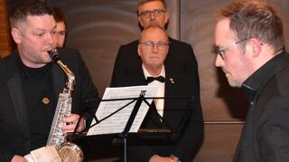 Marc Bugert (r.) und Dr. Philipp Fortner am Saxofon beeindruckten unter anderem mit einem Präludium von Bach.