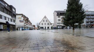 Brandflecken auf dem Apostelplatz zeugen von den Geschehnissen in der Silvesternacht.