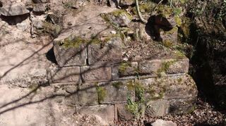 Der Rest des Wohnturm-Fundaments aus sorgfältig behauenen Buckelquadern.