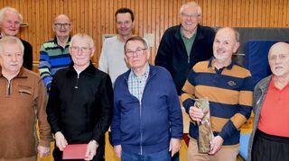 Im Rahmen einer kleinen Feierstunde der Tvgg-Altersturner dankte Hermann Heinbach (vorne links) Turnwart Peter Engelhardt (2.v.l., vorne) sowie Wanderwart Heribert Koob (2.v.rechts) für ihr Engagement.