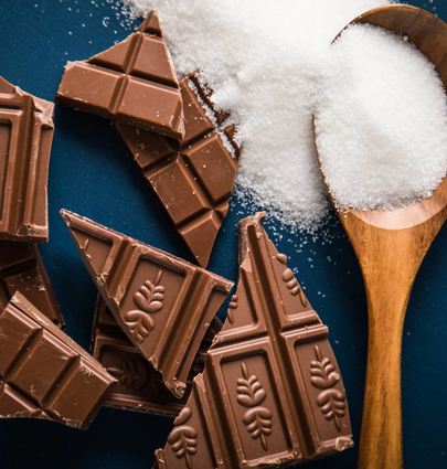 In einer 100-Gramm-Tafel Vollmilchschokolade stecken in aller Regel rund 50 Gramm Zucker. Sich mal ein Stück davon zu gönnen und es dann bewusst zu genießen – das ist kein Problem.