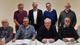 Der neu gewählte Vorstand des Vereins mit Bürgermeister Helmut Glanzner bei der Jahreshauptversammlung. Hintere Reihe von links: Beisitzer Reimund Strauch, Bürgermeister Helmut Glanzner sowie die Beisitzer Alfred Meier und Jürgen Breier. Vordere Reihe von links: Kassierer Volker Hölzel, Beisitzer Manfred Eisel, Pressewart Peter Ehrt, Erster Vorsitzender Bernd Hübner sowie der Zweite Vorsitzende Manfred Lotter.