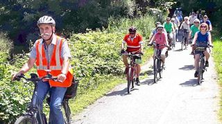 Bernd Hübner, Vorsitzender der Naturfreunde Einhausen, führt eine Gruppe bei einer Radtour durch das Ried an.