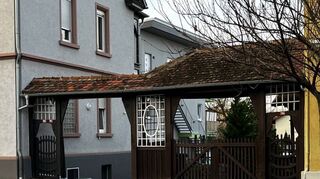 An der Darmstädter Straße in Auerbach ist noch heute diese schöne, von einem Dach geschützte Toranlage aus Holz erhalten, die von Heinrich Metzendorf vor 120 Jahren entworfen wurde.