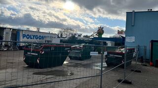 Der Bereich rund um die Therme des Miramar ist weiträumig abgesperrt. In Containern türmen sich die verbrannten Reste der Therme.