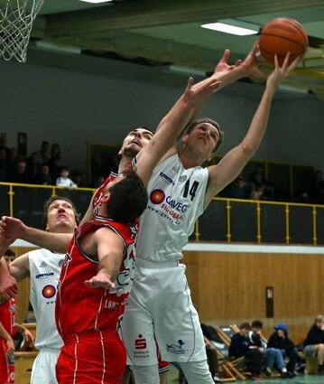 Der VfL (hier Felix Becker) behielt gegen Stuttgart die Oberhand.