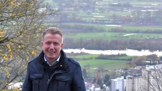 Christopher Hörst (FDP) auf der Starkenburg. Im Hintergrund ist der Bruchsee in der Heppenheimer Weststadt zu sehen.