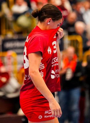 Ratlosigkeit, Frust, und Enttäuschung ist den Flames-Spielerinnen – hier Lucie Kretzschmar (li.) und Kim Irion, geb. Naidzinavicius – beim schwachen Heimauftritt gegen Metzingen in die Gesichter geschrieben.