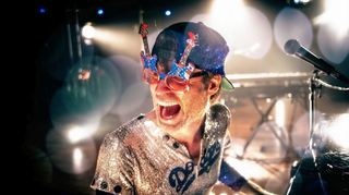 Elton and the Joels bringen musikalische Energie auf die Bühne.