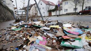Berge von Müll zeugen nach Silvester von der Böllerei in der Viernheimer Innenstadt. Das Geschehen auf dem Apostelplatz ist unverändert Gesprächsthema in der Stadt.