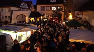 Der stets sehr gut frequentierte Abendmarkt im Rathaushof geht auf eine Initiative des AK Cittaslow zurück. Die Anzahl der Stände soll 2025 ausgebaut werden. Unser Bild entstand beim ersten Abendmarkt des Vorjahres.