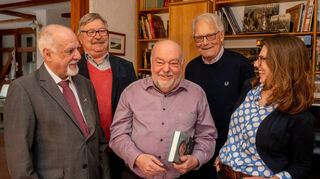 Der langjährig engagierte Kommunalpolitiker und überzeugte Sozialdemokrat Norbert Bauer (Mitte) feierte jetzt seinen 75. Geburtstag. Es gratulierten (v. li.) Jürgen Kaltwasser, Ralph Stühling, Heinz-Jürgen Schocke und Julia Hamm.