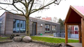Zimmer, Küchen, Gemeinschaftsräume und „Kinderhaus“ wurden umgebaut sowie ein neuer Bürotrakt errichtet.